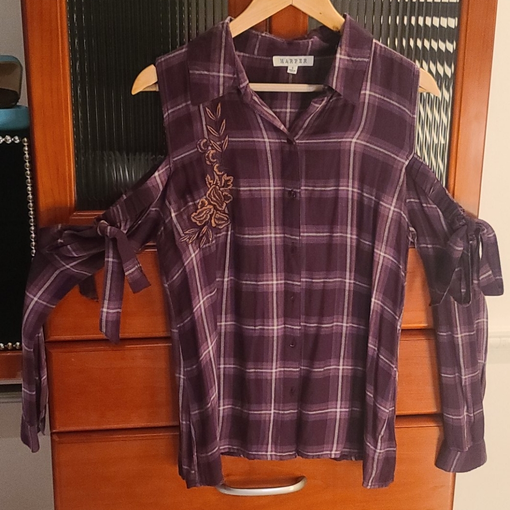 Plaid shirt with open shoulders